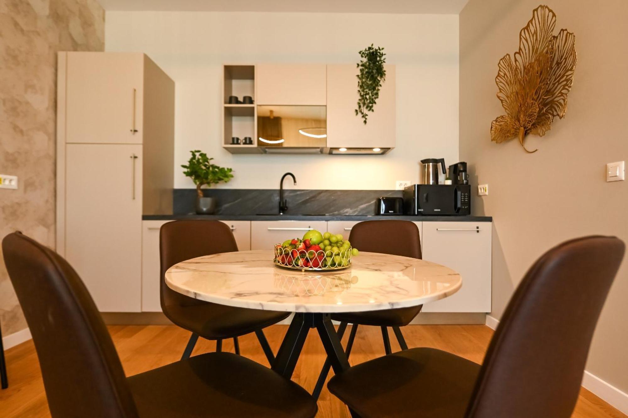 One Verdi Park Exclusive Apartments - Panoramic View & Private Parking Букурещ Стая снимка