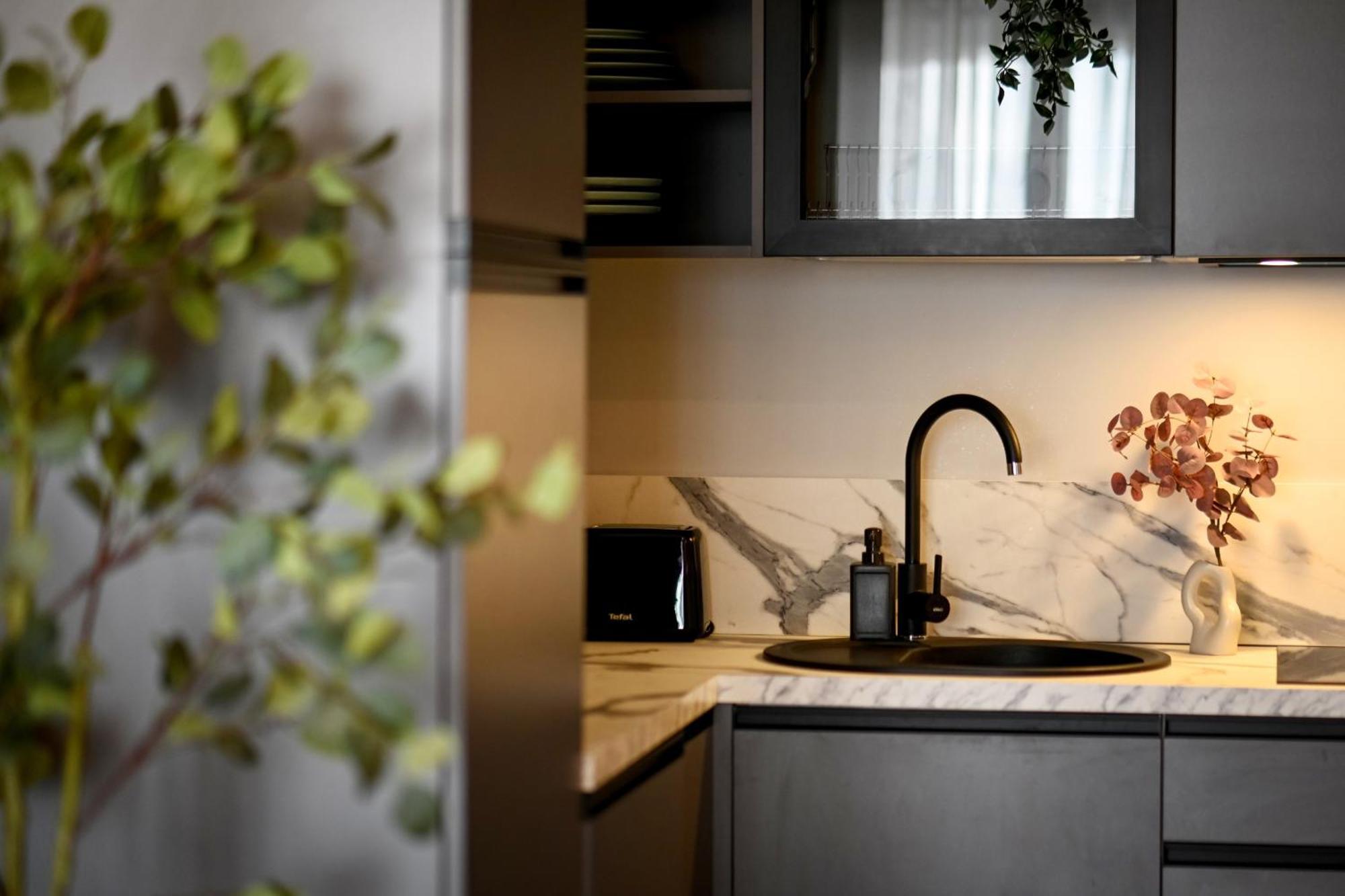 One Verdi Park Exclusive Apartments - Panoramic View & Private Parking Букурещ Стая снимка