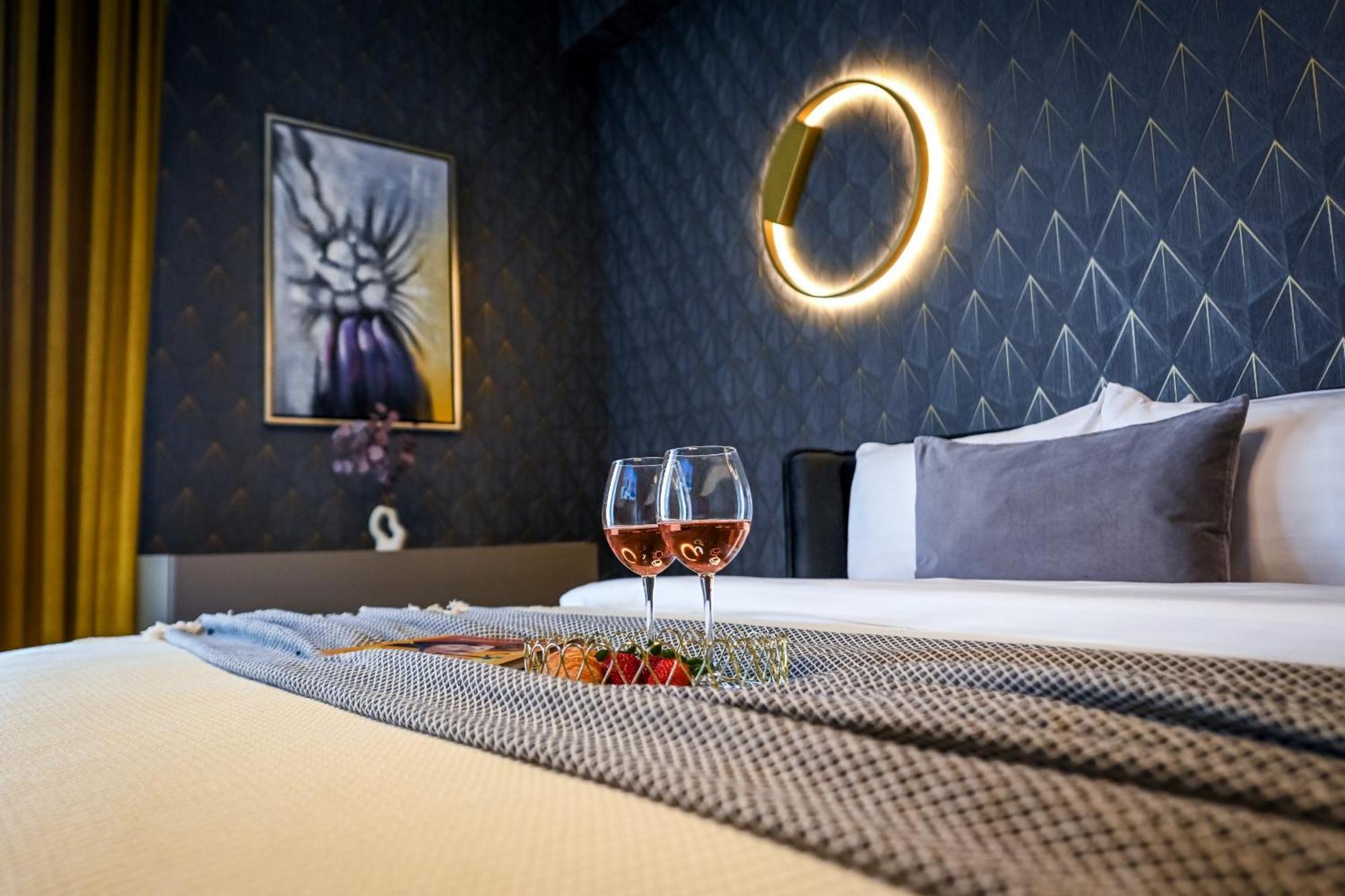 One Verdi Park Exclusive Apartments - Panoramic View & Private Parking Букурещ Стая снимка